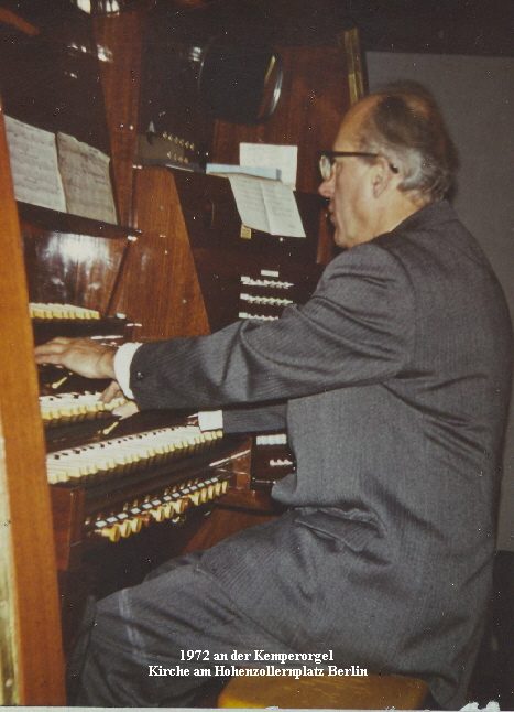1971 an der Kemper-Orgel der Kirche am Hohenzollernplatz Berlin